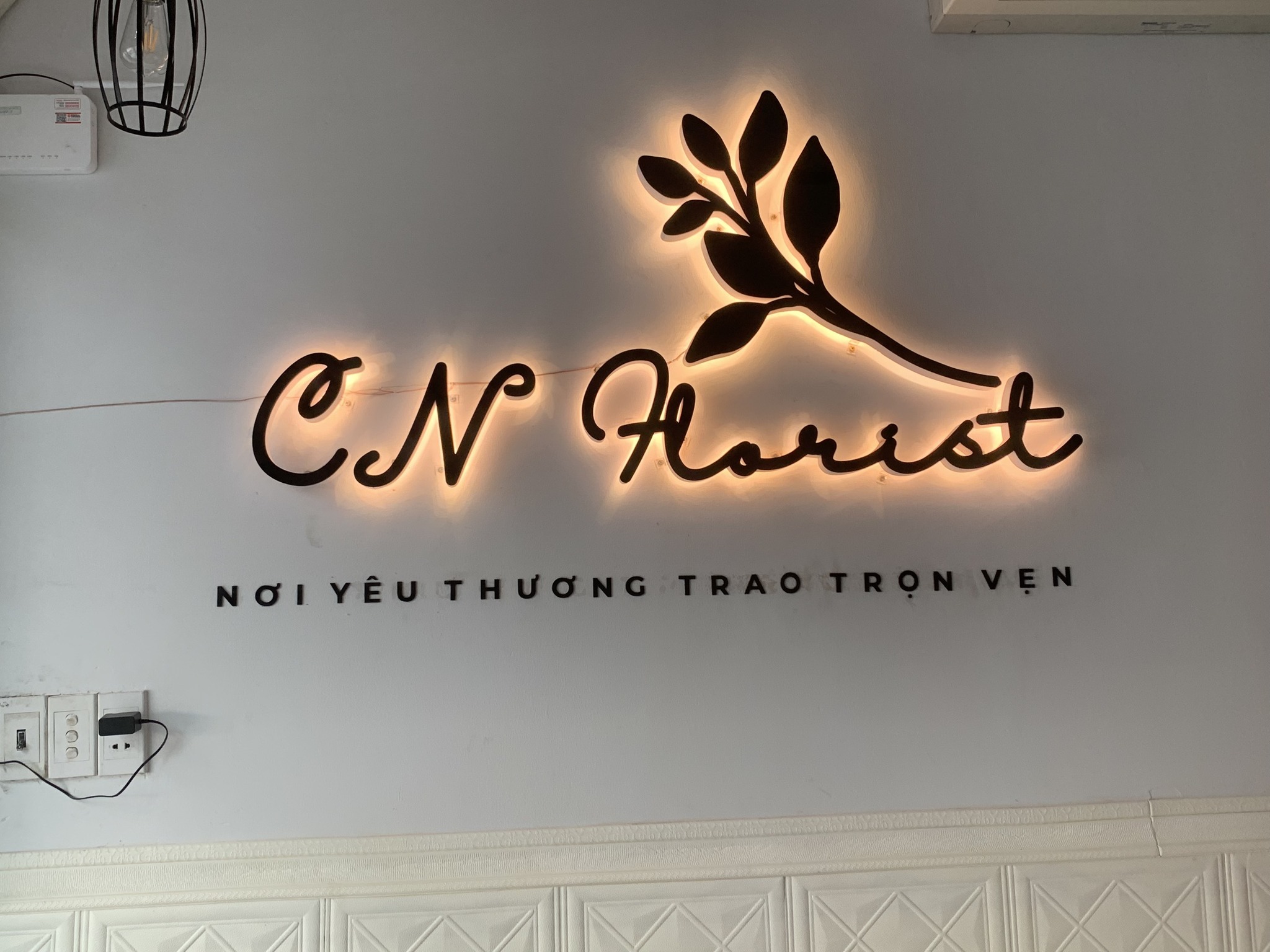 Thi công bảng hiệu shop hoa