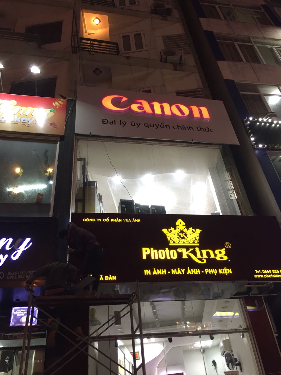 Thi công biển hiệu cửa hàng