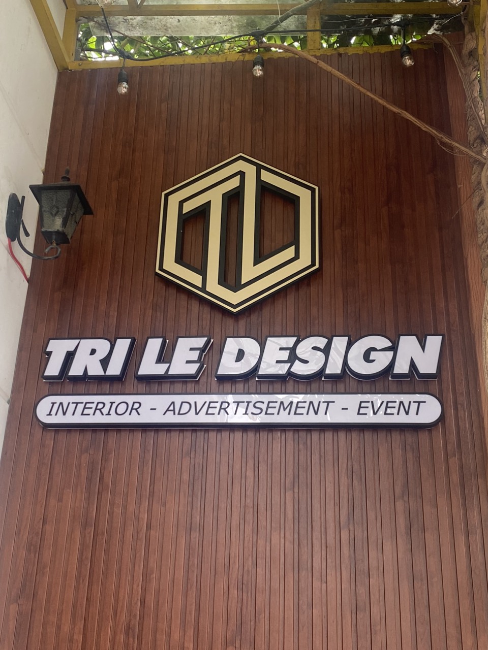 Thi công bảng hiệu gỗ