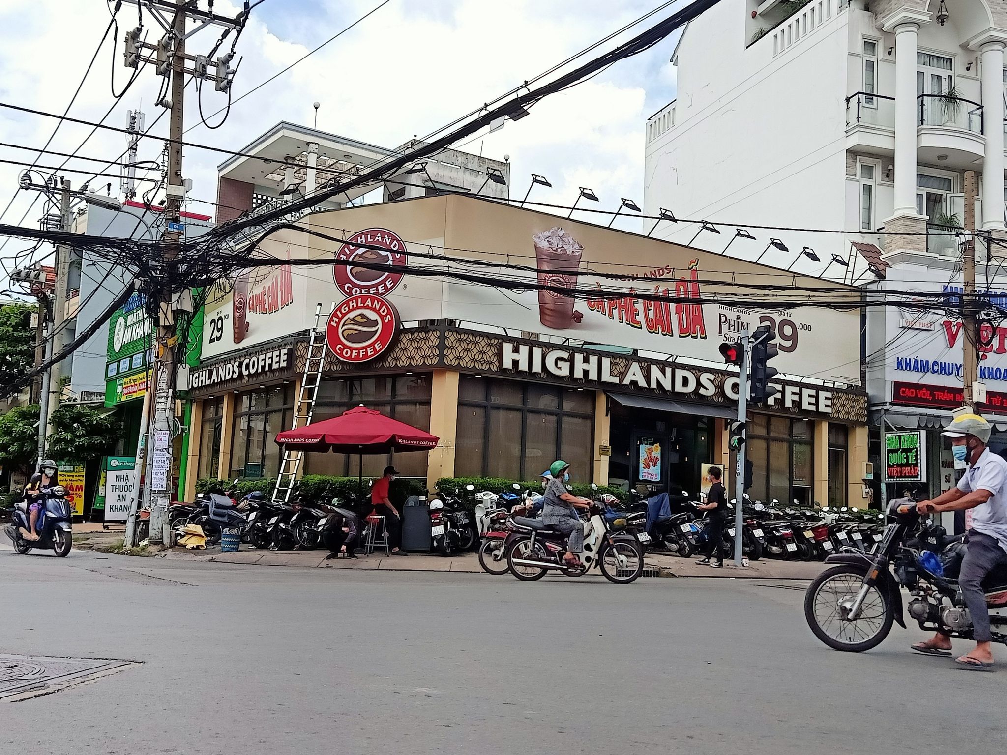 Thi công biển quảng cáo cà phê