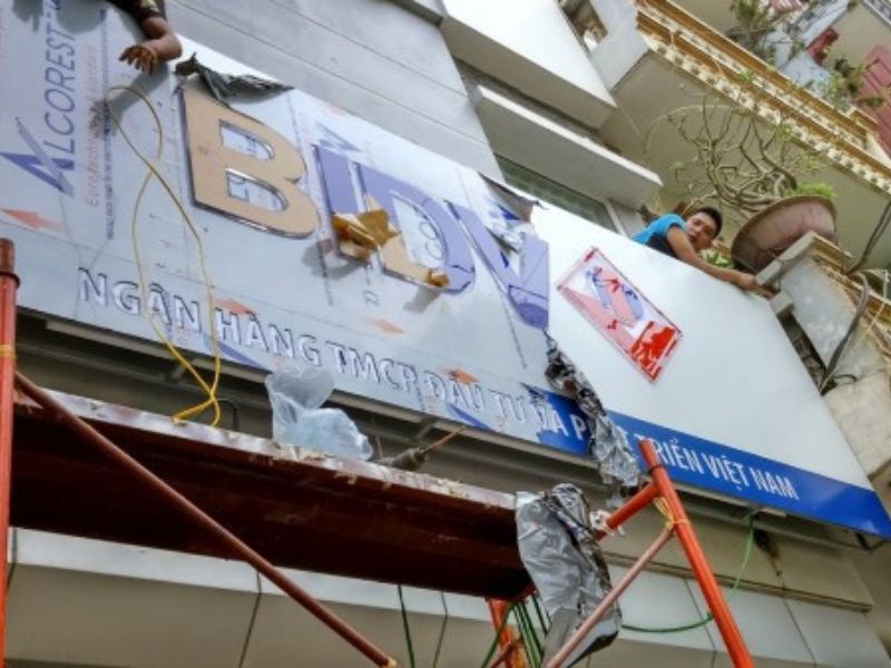 Thi công bảng hiệu nhựa chuyên nghiệp tại TP.HCM