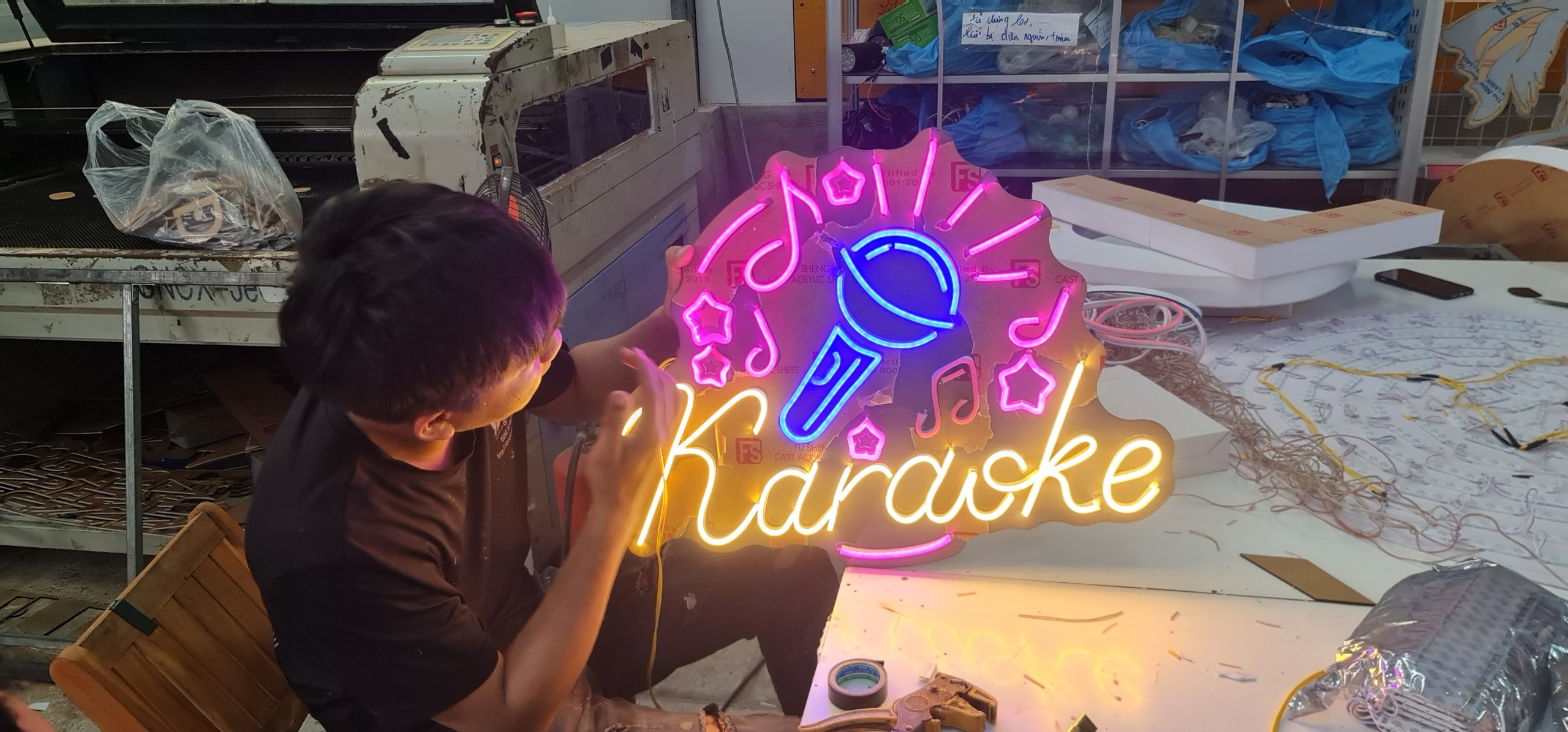 Thi công bảng hiệu đèn neon