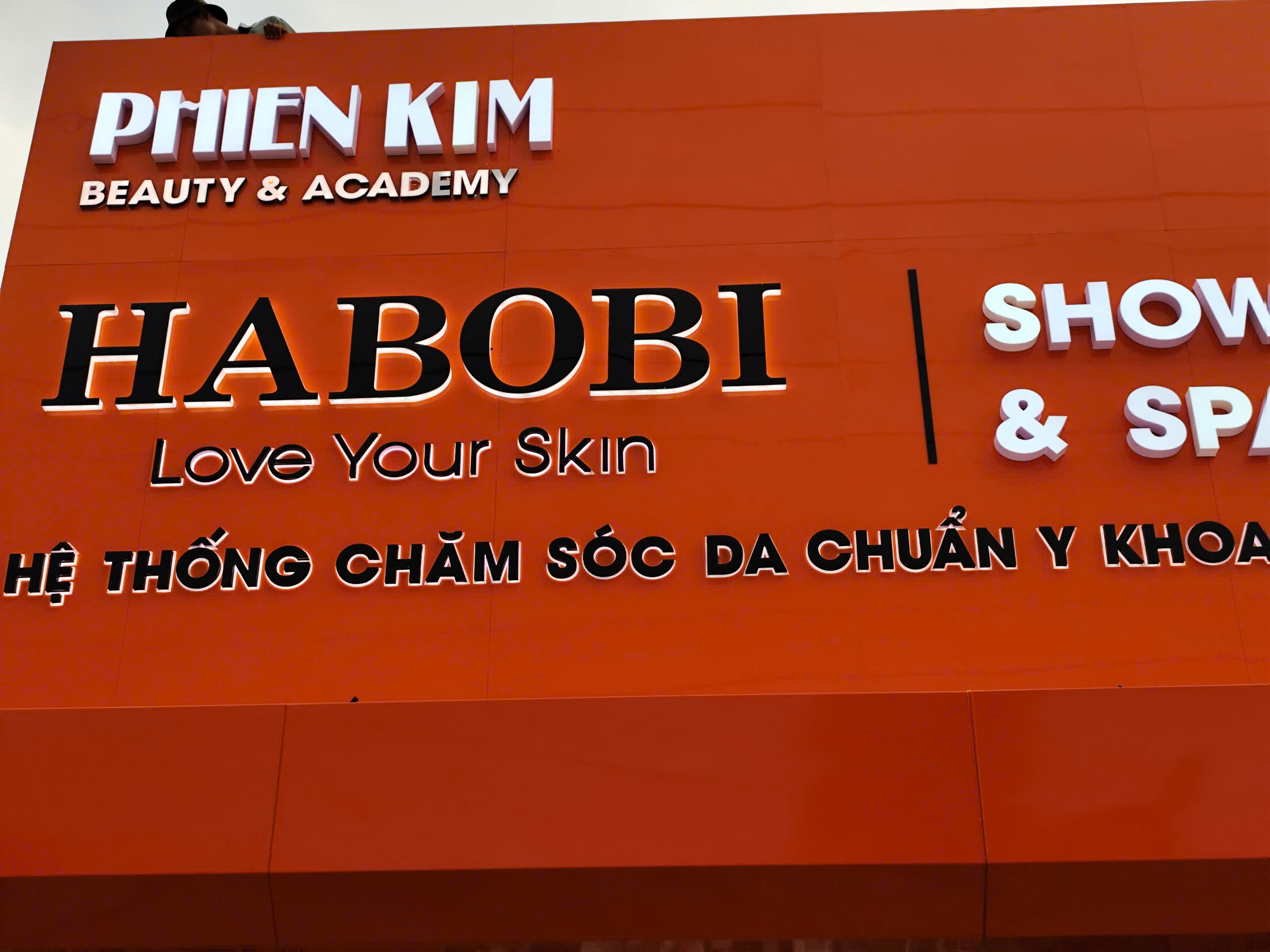 Thiết kế bảng hiệu công ty bằng đá