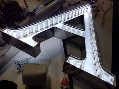 Thi Công Bảng Hiệu Mica Có Đèn