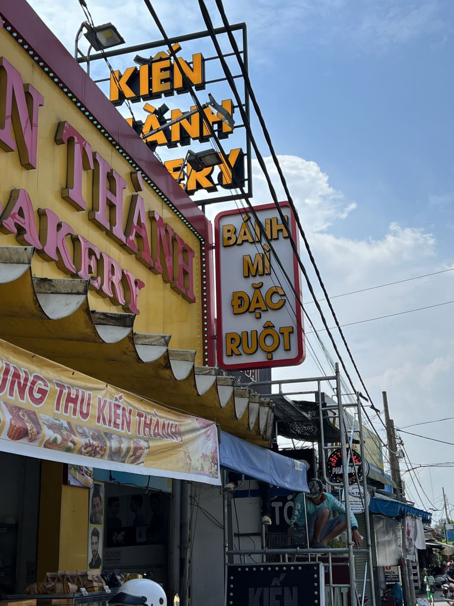 Thi Công Bảng Hiệu Mica Có Đèn