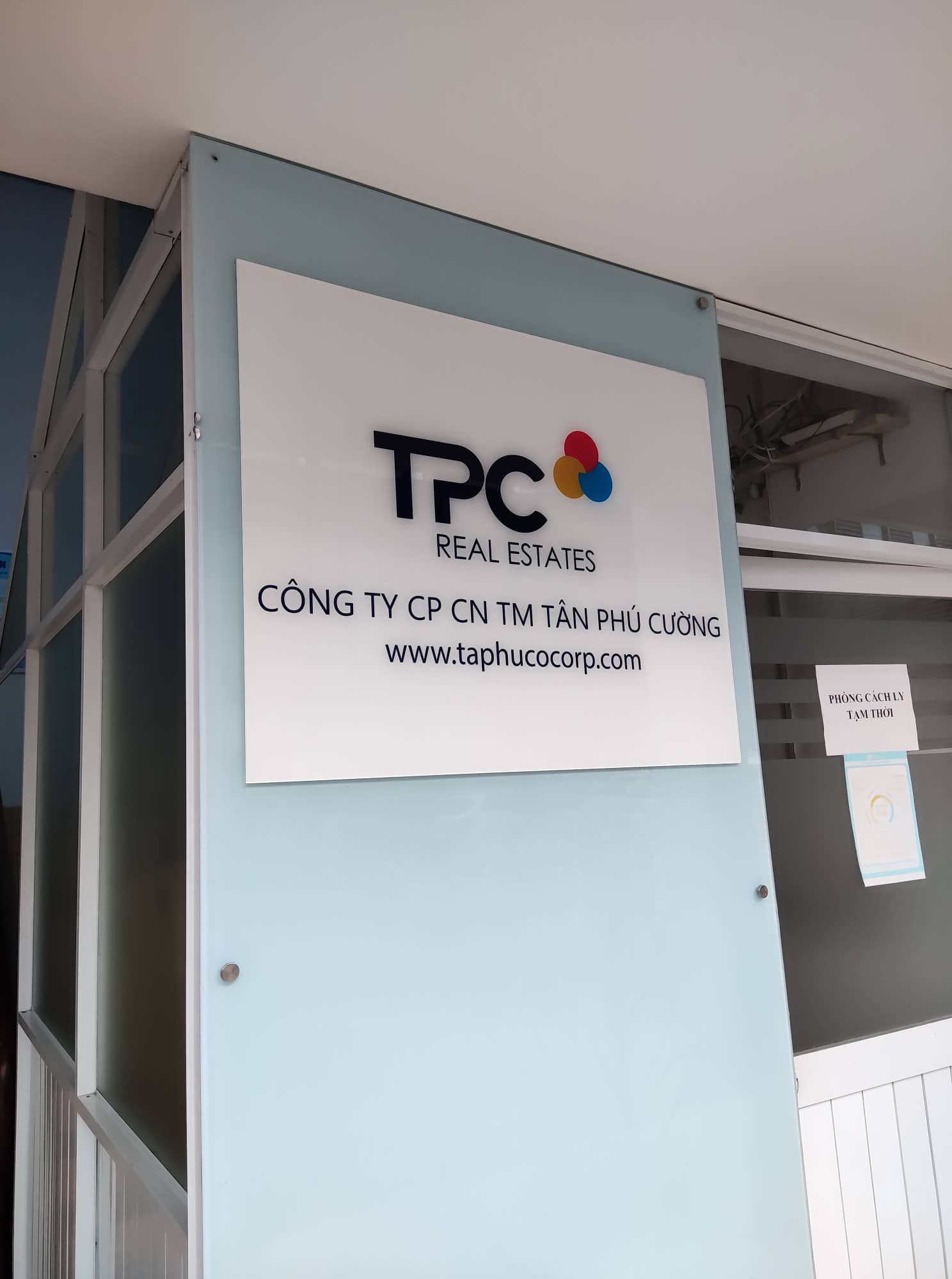 Thi Công Bảng Hiệu Kính