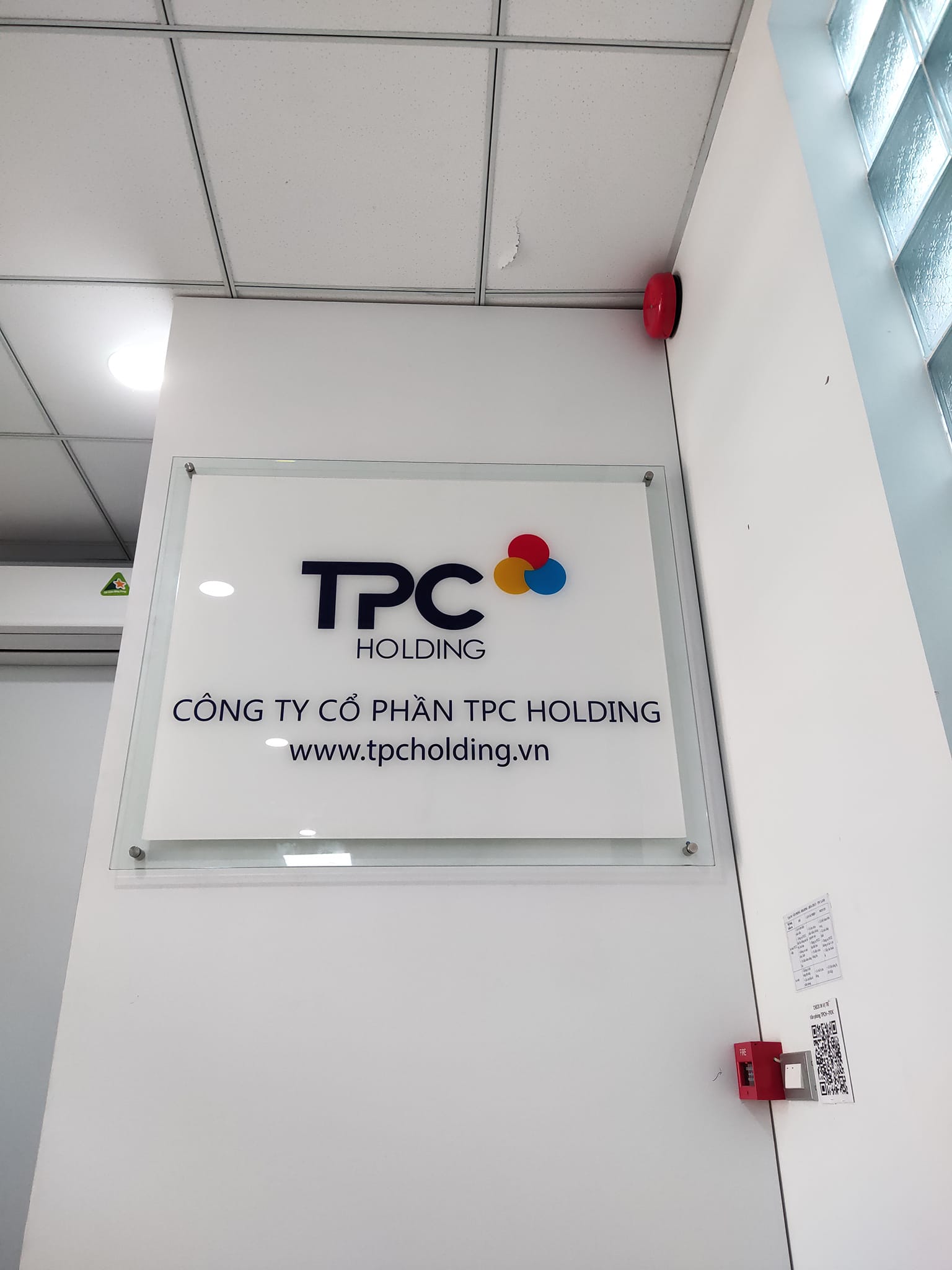 Thiết Kế Bảng Hiệu Kính
