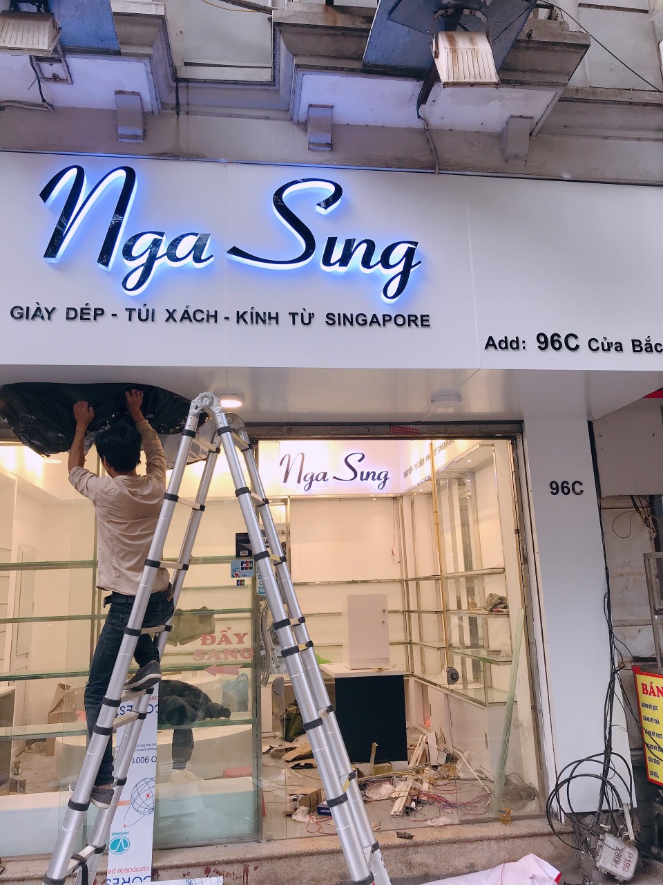 Thiết Kế Biển Chữ Nổi Sáng Chân